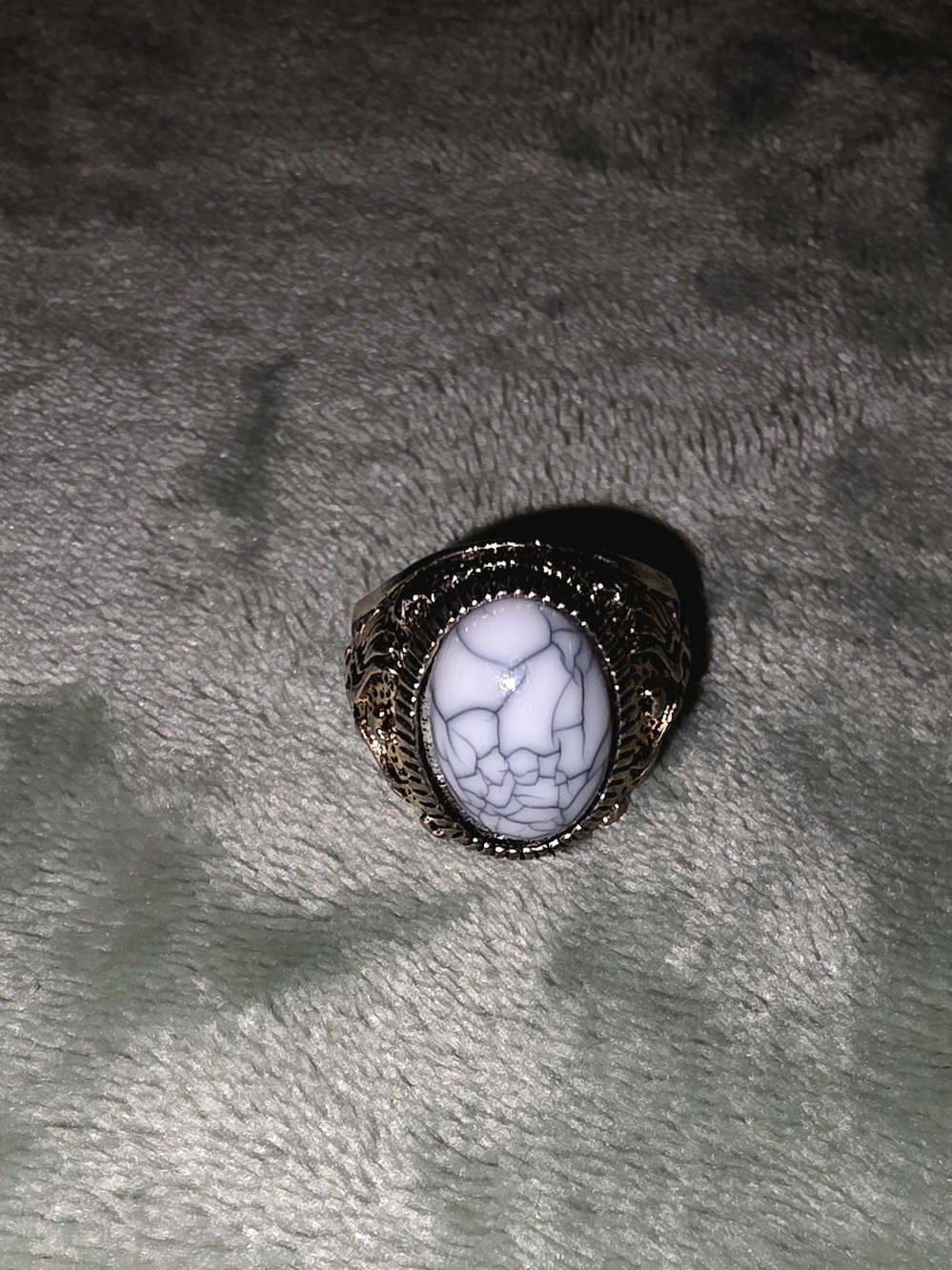 Antique Toned Ring with White Howlite Oval Stone Size 11 Look At Pics - Picture 3 of 9